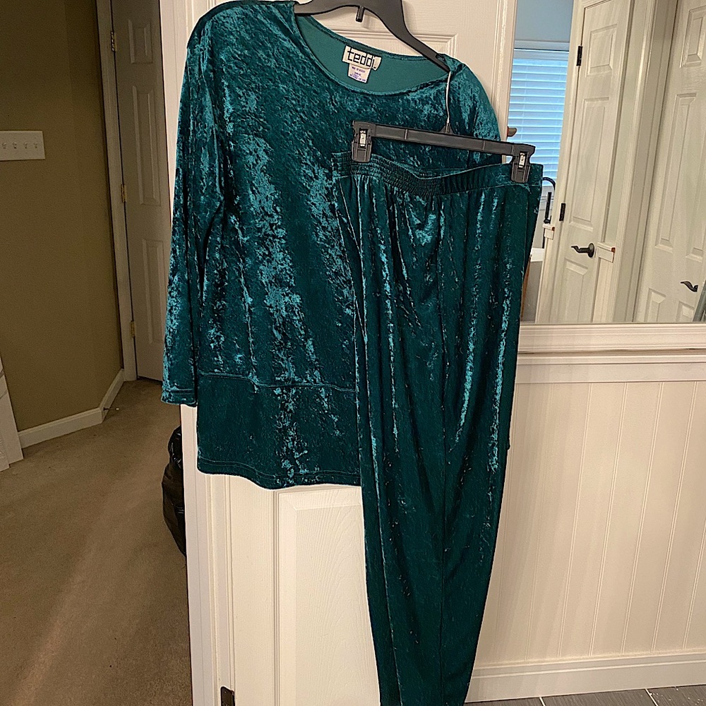 Teddi velour pant/top set. Emerald green. Worn ONCE.